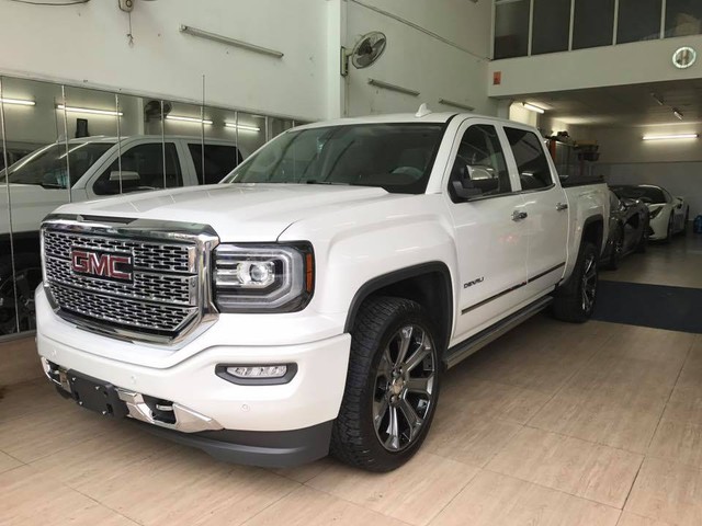 
So với bản tiêu chuẩn GMC Sierra Denali, Ultimate 2016 có những điểm nhấn như đèn pha IntelliBeam LED, bậc cửa lên xuống Tri-Mode Power Steps và cửa sổ sau trượt chỉnh điện với hệ thống sấy kính.
