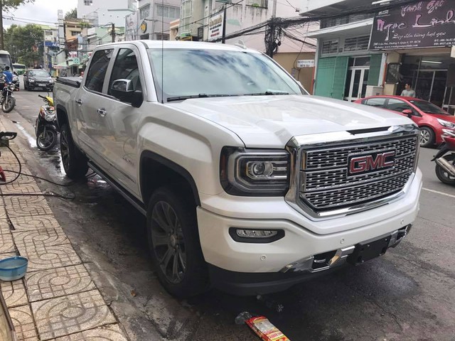 Một công ty nhập khẩu tư nhân quận 5 vừa đưa về nước mẫu xe bán tải hạng nặng GMC Sierra Denali Ultimate 2016 và nhanh chóng thu hút khá nhiều sự chú ý của dân chơi Việt.