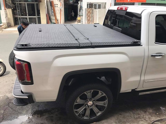 Mẫu xe bán tải hạng nặng được trang bị hệ dẫn động 4 bánh, hộp số tự động 8 cấp và còn được tích hợp thêm hệ thống hỗ trợ giữ làn đường, bộ kiểm soát phanh rơ-moóc tiêu chuẩn. Tại thị trường nước ngoài, xe có giá bán gần 56.000 USD.