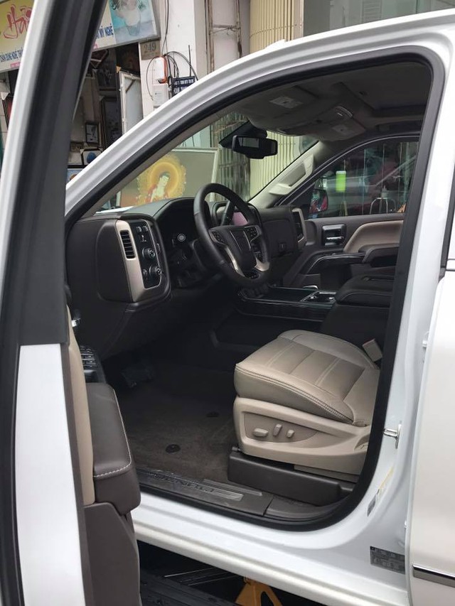 Bên trong khoang lái, GMC Sierra Denali Ultimate 2016 có những khác biệt so với bản tiêu chuẩn như bộ phụ kiện bằng nhôm và ốp gỗ, ghế trước chỉnh điện 12 hướng với tính năng sưởi ấm cũng như thông khí. Bên cạnh đó là vô lăng bọc da, sưởi ấm, bàn đạp chỉnh điện và dàn âm thanh Bose cao cấp.