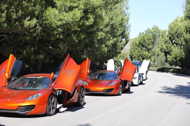 Cặp đôi McLaren MP4-12C tông xuyệt tông trong màu cam và BMW i8 màu trắng xếp phía sau là những mẫu xe tham dự trong ngày cuối cùng của hành trình Gia Lai Rally 2016 tại Las Vegas.