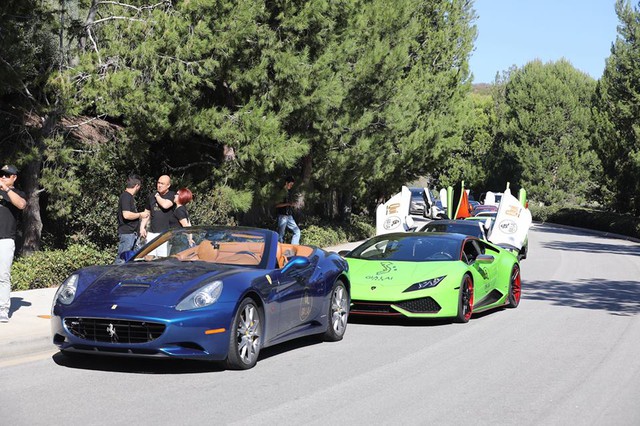
Ngoài ra còn có siêu ngựa Ferrari California thế hệ đầu tiên nổi bật trong bộ áo xanh đậm. Phía sau là chiếc Lamborghini Huracan LP610-4 tham dự hành trình Gia Lai Rally 2016 từ những chặng đầu tiên.
