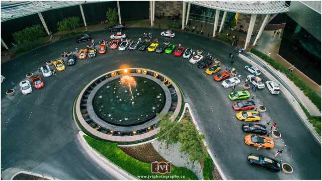 
Đỉnh điểm là trong hành trình cuối cùng tại thành phố Las Vegas, đoàn siêu xe Gia Lai Team có thêm sự gia nhập của 6 siêu xe và 2 chiếc xe thể thao là BMW i8 và Chevrolet Corvette C7 Z06 độ cửa cắt kéo Lamborghini.
