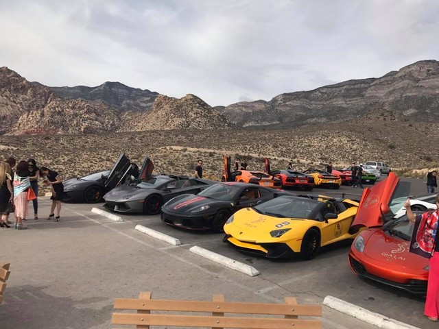 
Ngoài ra còn có thêm vài chiếc Lamborghini Aventador, McLaren và một siêu xe Ferrari F430 màu đen nhám tham dự trong hành trình cuối cùng tại Las Vegas. Tất cả gần 20 siêu xe và xe thể thao có màn khoe dáng tại sân bay McCarran, Las Vegas, quận Mark, tiểu bang Nevada, Hoa Kỳ, để cùng nhau chụp ảnh kỷ niệm trong ngày cuối diễn ra hành trình siêu xe Gia Lai Rally 2016.
