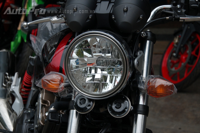 
Đèn pha tròn cổ điển vẫn được sử dụng trên những chiếc Honda CB400 Super Four 2017, hai bên là cụm đèn báo rẽ.

