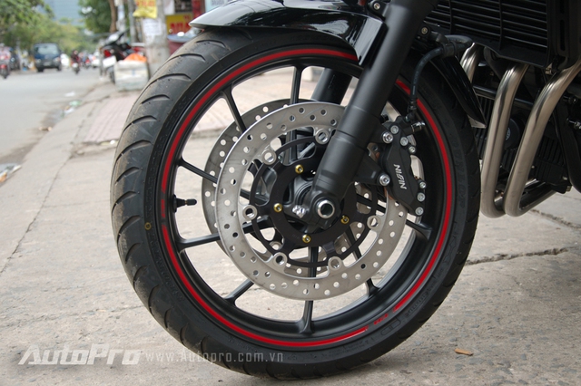 Để kìm hãm khối động cơ 399 phân khối, Honda trang bị cho phiên bản đặc biệt CB400 Super Four hai thắng đĩa cỡ lớn phía trước, sau là dạng đơn, cả hai bánh đều được tích hợp hệ thống chống bó cứng phanh ABS.