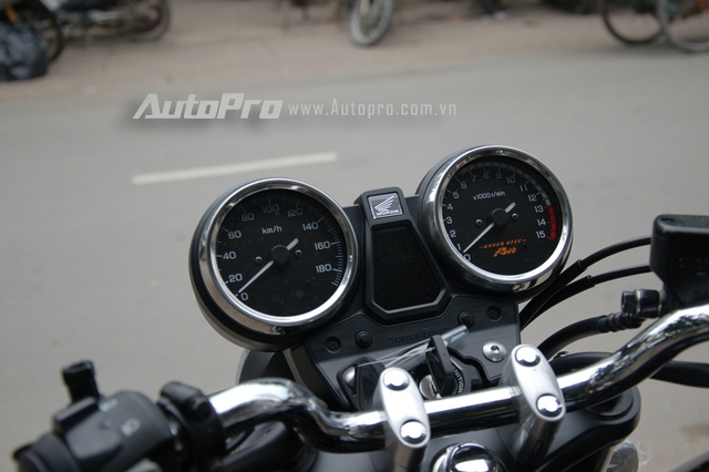 
Cụm đồng hồ đôi quen thuộc trên những chiếc Honda CB400, bên trái thể hiện tốc độ của xe trong khi chiếc còn lại là vòng tua máy.
