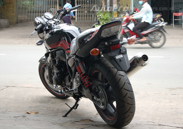 Ngoài những thay đổi đáng chú ý trên, tổng thể thiết kế trên phiên bản đặc biệt Honda CB400 Super Four 2017 không có nhiều sự thay đổi so với chiếc đầu tiên được giới thiệu vào năm 1992.