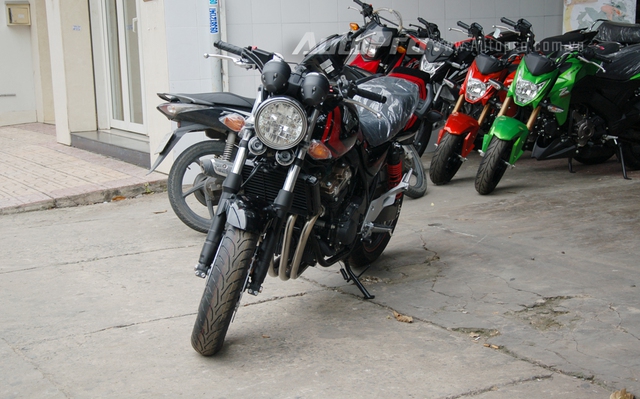 So với bản đặc biệt Honda CB400 Super Four 2015 xuất hiện tại Việt Nam trước đó, đời 2017 chỉ có sự khác biệt khá nhỏ ở ngoại hình như tem xe mới, động cơ được tinh chỉnh lại mang đến công suất mạnh mẽ hơn và cuối cùng là những trang bị hiện đại cho huyền thoại này.
