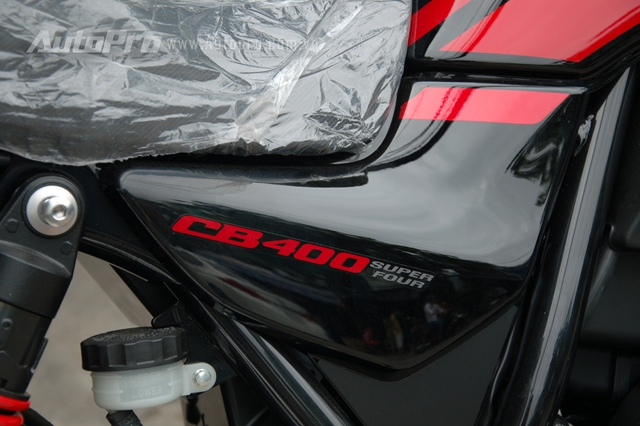 
Dòng chữ CB400 Super Four cũng được phối 2 tông màu đỏ và trắng khá lạ mắt.
