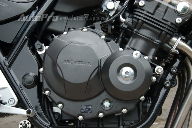 
Nâng cấp quan trọng nhất ở phiển bản đặc biệt Honda CB400 Super Four đời 2017 là khối động cơ 4 thì, 4 xy-lanh thẳng hàng, 399 phân khối, làm mát bằng dung dịch, 16 van, được tinh chỉnh lại mang đến công suất tối đa 54 mã lực tại vòng tua máy 10.000 vòng/phút và mô-men xoắn cực đại 38 Nm tại vòng tua máy 9.500 vòng phút.
