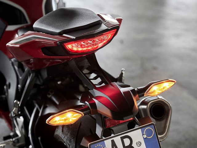 
Đèn hậu của Honda CBR1000RR Fireblade 2017 cũng sử dụng công nghệ LED tiên tiến.
