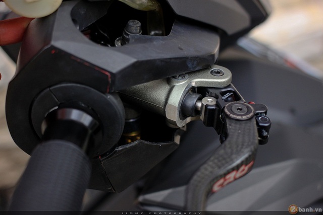 Cùm côn R6 đi cùng tay CRG hay bộ cùm thắng Brembo của Ducati 1098, tay thắng CRG carbon, cũng là trang bị nổi bật trên chiếc Honda Winner 150 này.