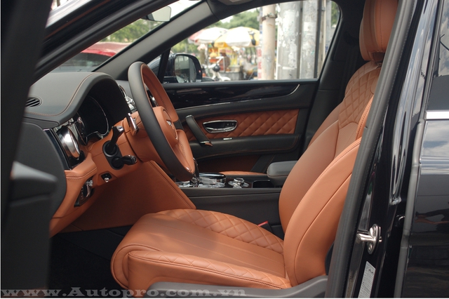 
Nội y của chiếc Bentley Bentayga này được bọc da màu nâu với điểm nhấn là các chi tiết màu đen của gỗ và da lộn cao cấp.
