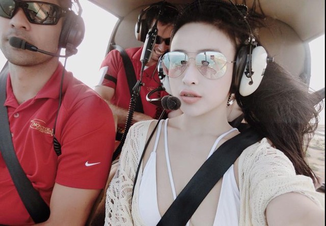 
Ngoài siêu xe, hot girl cũng khiến nhiều người ghen tỵ khi ngồi trên chiếc trực thăng khám phá vùng trời nước Mỹ.
