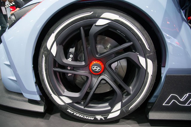 Chưa hết, Hyundai RN30 còn có bộ vành 19 inch cỡ lớn.