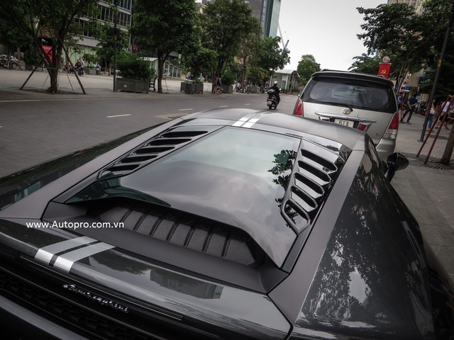 Lamborghini Huracan được trang bị động cơ V10, dung tích 5,2 lít, sản sinh công suất 610 mã lực tại 8.250 vòng/phút, mô-men xoắn cực đại 560Nm tại 6.500 vòng/phút. Huracan có thể tăng tốc từ 0-100 km/h trong 3,2 giây, vận tốc tối đa 325 km/h.