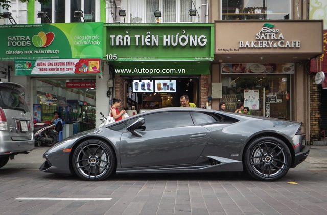 
Sau 12 chiếc Lamborghini Huracan LP610-4 được đưa về nước, các đại gia Việt bắt đầu trào lưu làm đẹp cho siêu xe đến tứ Ý. Trong đó, có những chiếc được trang bị body kit độ của hãng Vorsteiner hay đơn giản hơn là dán đề-can nóc đen tạo nên điểm nhấn cho xe.
