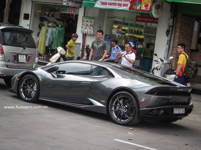 
Xuất hiện vào ngày cuối tuần và trên con phố thượng lưu Nguyễn Huệ được xem như thiên đường siêu xe Dubai tại Việt Nam, nên chiếc Lamborghini Huracan LP610-4 này thu hút khá nhiều sự chú ý của người đi đường.
