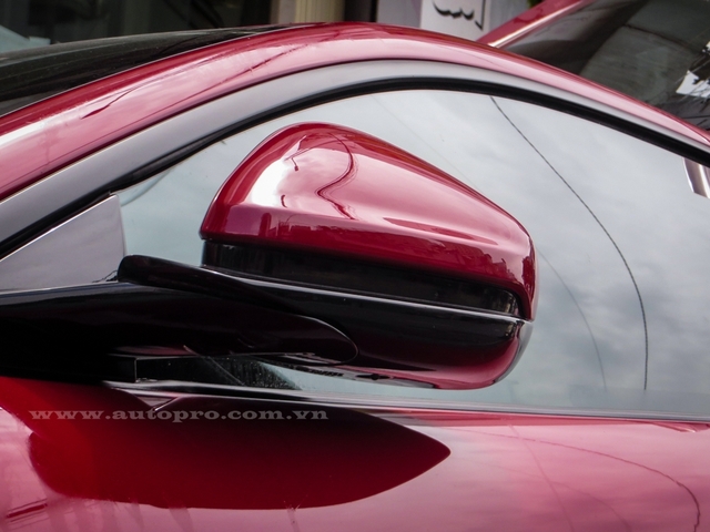 
Chiếc Ferrari F12 Berlinetta này có bộ áo đỏ rực đi kèm là nhiều điểm nhấn của các chi tiết trong màu carbon.
