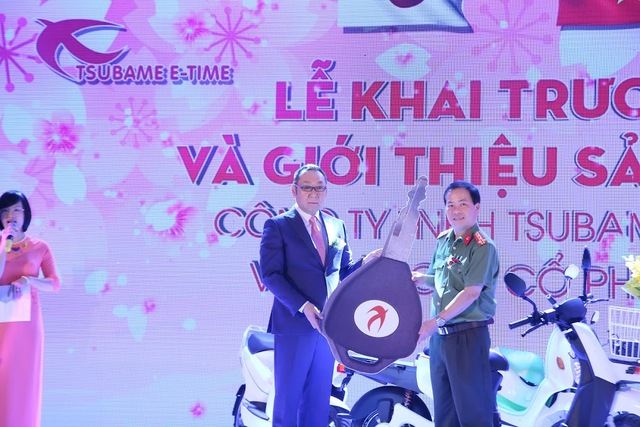 
Đại diện công ty xe máy điện Tsubame E Time trao quà tặng cho đại diện CATP Hà Nội
