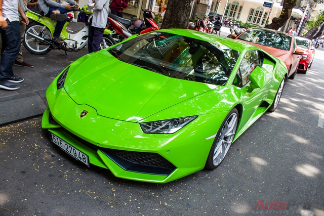 
Phan Thành cũng từng xuất hiện trên đường Đồng Khởi với chiếc Lamborghini Huracan màu xanh cốm nổi bật.
