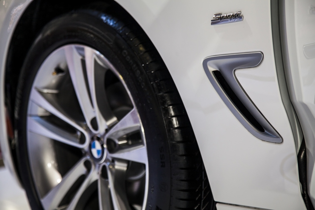 
Khe thoát gió bánh trước giúp tăng tính khí động học cho BMW 320i GT.

