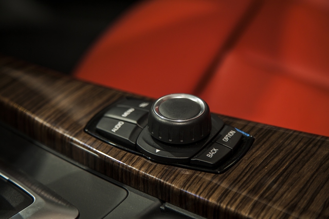 
Các chi tiết ốp gỗ phần nào tăng thêm cảm giác lịch sự cho không gian bên trong BMW 320i GT.

