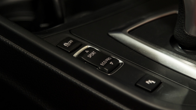 
BMW 320i GT được trang bị hệ thống kiểm soát hành trình cùng với chức năng phanh được trang bị tiêu chuẩn. Ngoài ra, xe còn có 3 chế độ lái là SPORT, COMFORT và ECO PRO cho phép xe đi được quãng đường dài hơn khi tuân theo những chỉ dẫn của hệ thống.
