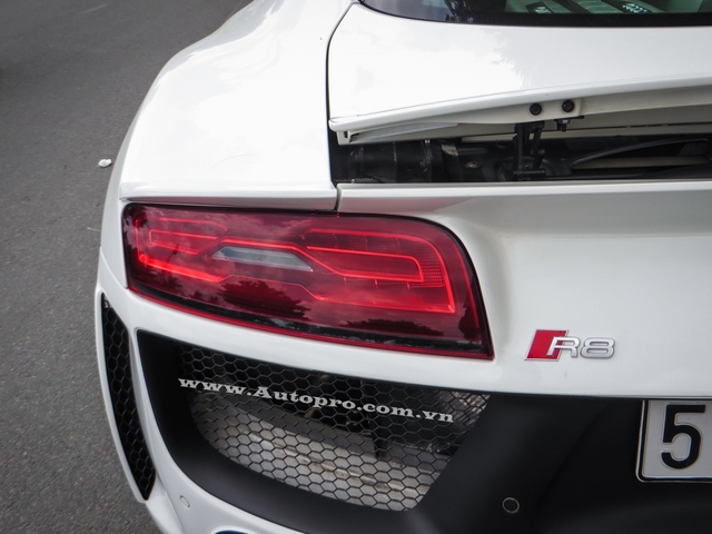 
Theo giới thạo tin, chủ nhân của siêu xe này đang thanh lý với mức giá 3,5 tỷ Đồng, trong đó, tổng chi phí cho các món đồ chơi của chiếc Audi R8 V8 này đã vào khoảng 70.000 USD tương đương 1,5 tỷ Đồng.
