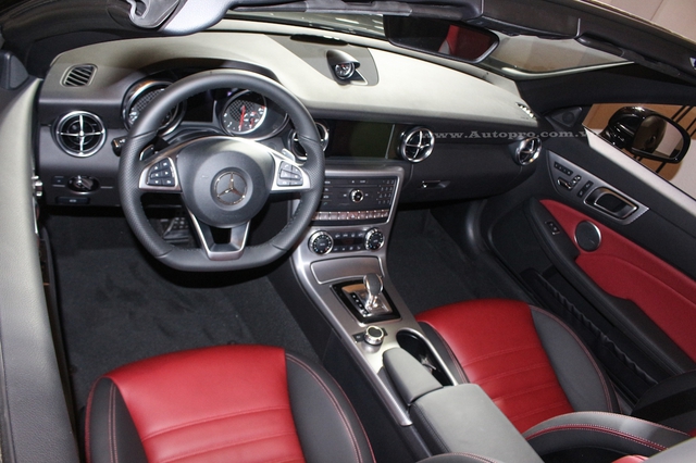 
Thiết kế nội thất của Mercedes-Benz SLC 2017 chỉ được nâng cấp một số chi tiết như vô lăng thể thao, cụm đồng hồ cải tiến và bộ phụ kiện bằng nhôm với bề ngoài giả sợi carbon. Ghế ngồi sử dụng da Nappa đi kèm hệ thống thông tin giải trí Comand với màn hình 7 inch độ phân giải cao hơn vào trong SLC 2017.
