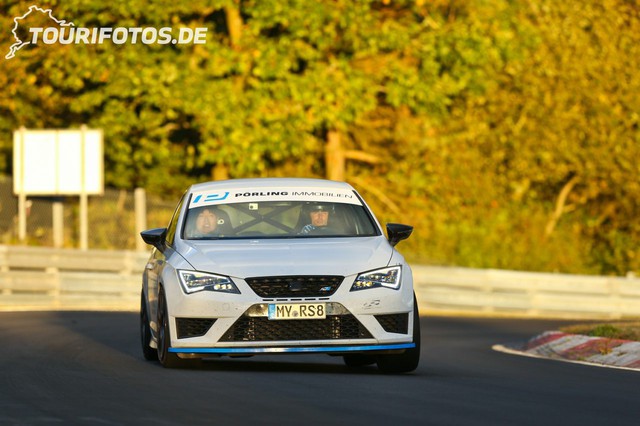 Lee ngồi trong chiếc SEAT Leon Cupra trên đường đua Nurburgring.