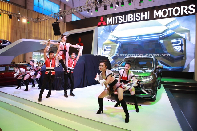 
Màn nhảy múa khá ấn tượng tại gian hàng Mitsubishi Motors Việt Nam.
