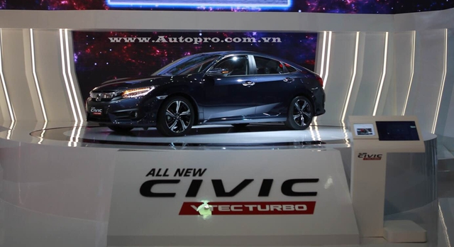 
Tâm điểm là mẫu Honda Civic 2016.
