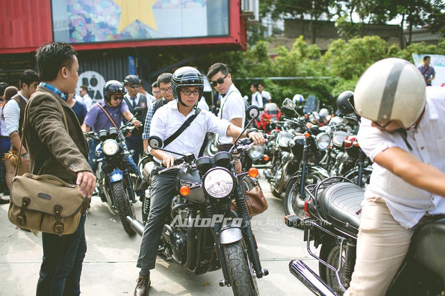 
Từ nơi tập trung tại Hanoi Creative City, đoàn xe của sự kiện Distinguished Gentlemans Ride 2016 bắt đầu diễu hành qua các tuyến phố tại Hà Nội.
