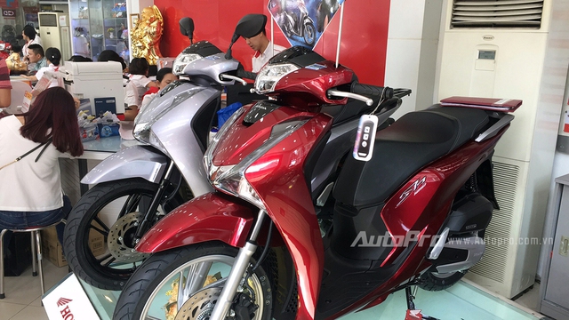 Ngày đầu lên kệ, Honda SH mới đội giá hơn chục triệu đồng - Ảnh 3. Ngày đầu lên kệ, Honda SH mới đội giá hơn chục triệu đồng - Ảnh 3.