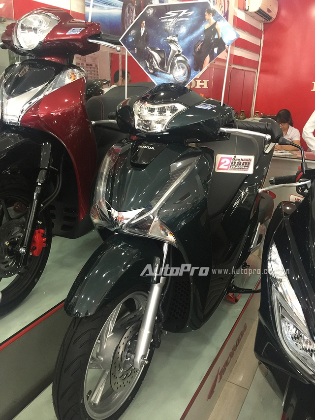Ngày đầu lên kệ, Honda SH mới đội giá hơn chục triệu đồng - Ảnh 1. Ngày đầu lên kệ, Honda SH mới đội giá hơn chục triệu đồng - Ảnh 1.