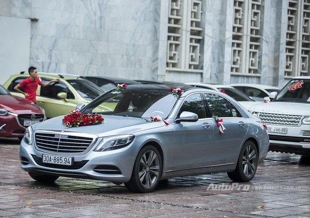 
Kiện tướng Dance Sport Chí Anh đón dâu bằng Mercedes-Benz S500.
