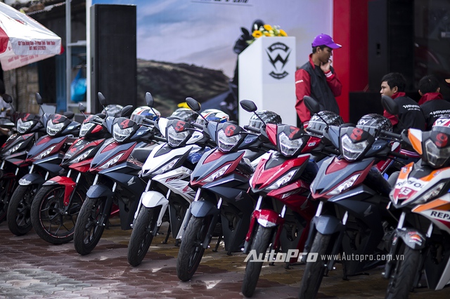 
Dàn xe Honda Winner 150 đủ màu sắc của các biker tập trung tại Phan Thiết.
