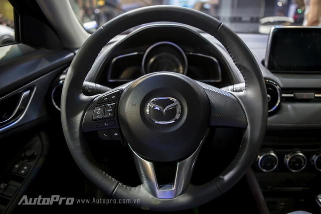 Mazda CX-3 được trang bị vô-lăng ba chấu thể thao cùng nút bấm điều khiển bên trái.