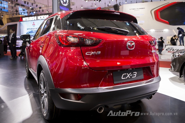 Đuôi xe của Mazda CX-3 khá tương đồng với CX-5 nhưng nhỏ gọn hơn. Bên cạnh đó là cặp ống xả kép nổi bật.
