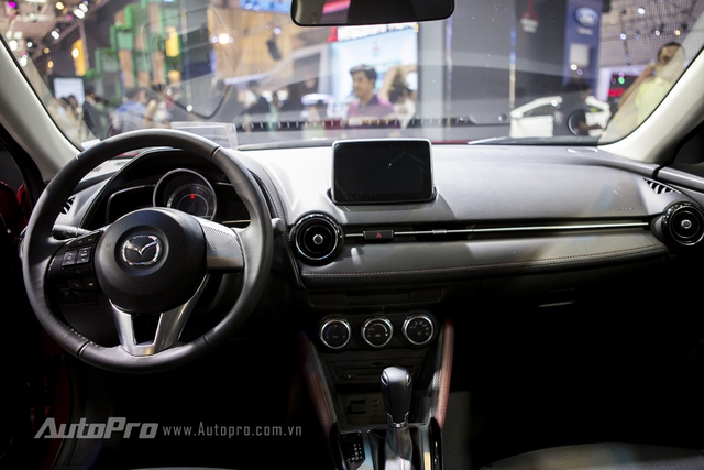 
Nếu đã từng điều khiển Mazda2, bạn sẽ thấy không gian nội thất bên trong Mazda CX-3 mang lại cảm giác quen thuộc vì sự tương đồng về thiết kế.
