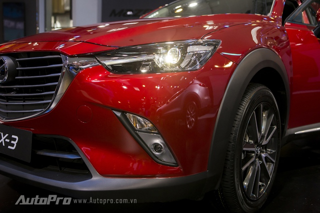 Xe được trang bị đèn pha dạng bi projector cùng lưới tản nhiệt đặc trưng của Mazda.