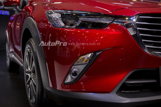 
Mazda CX-3 vẫn được trang bị đèn định vị ban ngày dạng LED tạo hình đôi mắt mãnh thú như các anh em Mazda3, Mazda6 hay CX-5.
