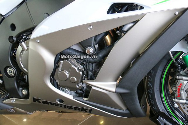 
Cụ thể, Kawasaki Ninja ZX-10R 2017 sử dụng khối động cơ 4 xi-lanh thẳng hàng, DOHC, làm mát bằng chất lỏng, dung tích 998 phân khối, động cơ này tạo ra công suất tối đa 200 mã lực và mô-men xoắn cực đại 113 Nm.
