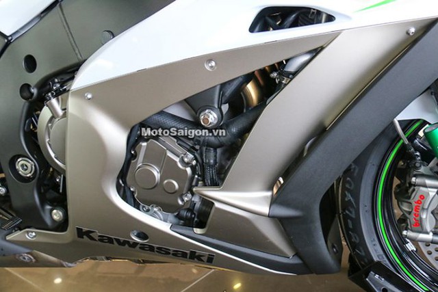 Cụ thể, Kawasaki Ninja ZX-10R 2017 sử dụng khối động cơ 4 xi-lanh thẳng hàng, DOHC, làm mát bằng chất lỏng, dung tích 998 phân khối, động cơ này tạo ra công suất tối đa 200 mã lực và mô-men xoắn cực đại 113 Nm.
