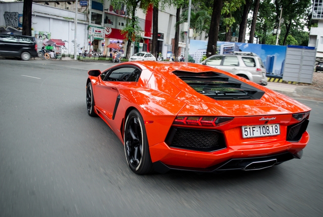 
Nhờ đó, siêu xe Lamborghini Aventador có thể tăng tốc từ vị trí xuất phát lên 100 km/h chỉ trong 2,9 giây trước khi đạt vận tốc tối đa 349 km/h.
