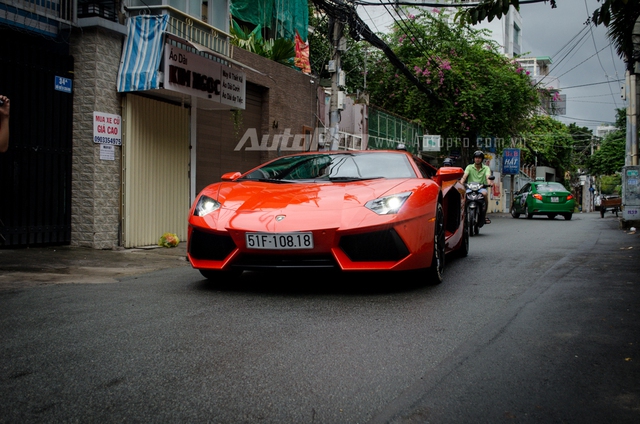 
Hiện tại Lamborghini Aventador LP700-4 đang được chào bán chính hãng với mức giá kỷ lục 1,53 triệu USD tương đương 33,8 tỷ Đồng, đắt nhất trong các thị trường thế giới. Nguyên nhân được xác định bởi luật thuế tiêu thụ đặc biệt mới được áp dụng từ ngày 1/7 khiến mỗi chiếc Aventador LP700-4 tăng giá bán hơn 8 tỷ Đồng.
