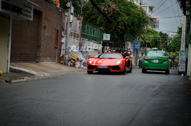 
Cứ mỗi cuối tuần là đường phố Sài thành lại trở thành thiên đường siêu xe cho các bạn trẻ chiêm ngưỡng, trong đó, vào sáng ngày 6/11, bộ 3 Lamborghini Aventador LP700-4 của các đại gia tại đây được cho ra quân tắm nắng.
