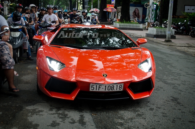 
Lamborghini Aventador thứ 3 xuất hiện trên phố Sài thành vào cuối tuần vừa qua có ngoại thất độc nhất Việt Nam màu cam. Siêu bò này từng thuộc sở hữu của đại gia Phạm Trần Nhật Minh hay còn gọi Minh Nhựa.
